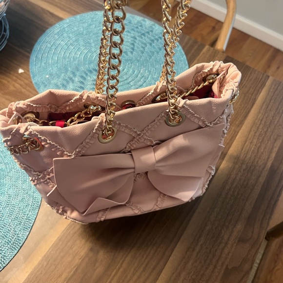 NWT, Betsey Johnson SET, Blush Crochet Bow,Shoulder Bag,Gold Chain,2 Pieces, Med - Picture 4 of 9